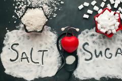 Πίεση αίματος: Τι ισχύει με το αλάτι και τι με την ζάχαρη