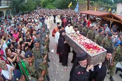 «Βούλιαξε» το Προκόπι: Χιλιάδες πιστοί υποκλίθηκαν στον «ζωντανό» Άγιο Ιωάννη τον Ρώσο! (ΦΩΤΟ)