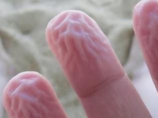 Φωτογραφία για Γιατί ζαρώνουν τα δάχτυλα στο νερό; Ιδού η επιστημονική απάντηση