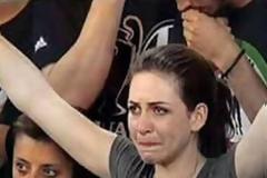 Η ιστορία της φωτογραφίας με την κοπέλα που έγινε σύμβολο αγάπης για την ομάδα της