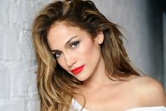 Η Jennifer Lopez σε μία σχεδόν ημίγυμνη εμφάνιση!