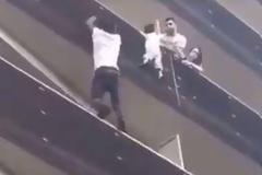 Σκαρφάλωσε 4 ορόφους για να σώσει παιδί που κρεμόταν στο κενό (δραματικό βίντεο)