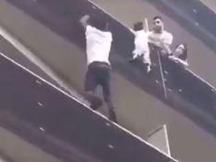 Φωτογραφία για Σκαρφάλωσε 4 ορόφους για να σώσει παιδί που κρεμόταν στο κενό (δραματικό βίντεο)