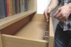 Βγάζει τα πόμολα από το συρτάρι και τα γυρίζει ανάποδα - Όταν δείτε το γιατί θα το κάνετε και εσείς