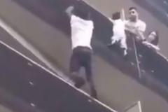 Νεαρός σκαρφάλωσε σε πολυκατοικία και έσωσε 4χρονο παιδί που κρεμόταν στο κενό