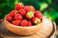 Σε ποιες παθήσεις ωφελούν οι φράουλες και ποιοι είναι οι πιθανοί κίνδυνοι από την κατανάλωσή τους;