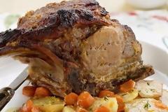 Χοιρινός λαιμός με ρέβες, πατάτες και καρότα στη γάστρα