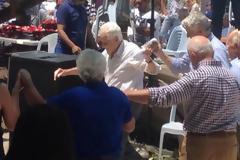 Αχαΐα: 94 ετών … τραγουδάει και χορεύει
