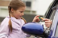 Πώς να μιλήσετε στα παιδιά σας για τον κίνδυνο του ξένου