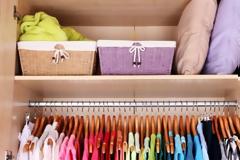 Τι να προσέχετε με τη ναφθαλίνη όταν «κατεβάσετε» τα καλοκαιρινά ρούχα