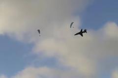 Βίντεο του τρόμου – Μαχητικό περνά «ξυστά» από αλεξιπτωτιστές: Καρέ – καρέ οι σοκαριστικές στιγμές