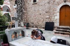 Ο τάφος του Αγίου Ιακώβου Τσαλίκη (φωτογραφίες)