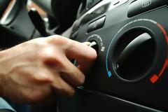 Η πρώτη κίνηση που κάνετε μπαίνοντας στο αυτοκίνητο είναι να ενεργοποιήσετε το air condition; Ξανασκεφτείτε το!