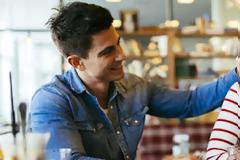 Negging: Η «τρομακτική» μέθοδος για να ξελογιάσετε κάποιον - Ξέρετε πώς λειτουργεί;