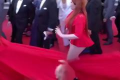 Της πάτησαν το φόρεμα και έμεινε με το εσώρουχο