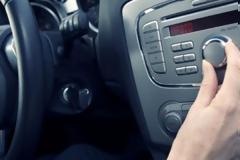 Δείτε γιατί χαμηλώνουμε το ραδιόφωνο, όταν ψάχνουμε κάτι στον δρόμο