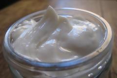 Πώς να φτιάξετε τη δική σας ενυδατική κρέμα