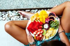 Υπάρχουν τροφές που μπορούν να μας βοηθήσουν να μαυρίσουμε;