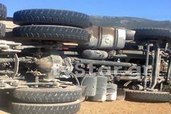 Ανατράπηκε νταλίκα στη Θηβών Χαλκίδας - Εγκλωβίστηκε στην καμπίνα ο οδηγός [video]