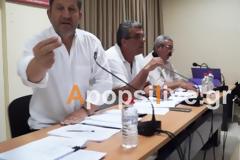 Δήμαρχος επιτέθηκε σε δημοσιογράφο χτυπώντας την κάμερα την ώρα του δημοτικού συμβουλίου (ΒΙΝΤΕΟ)