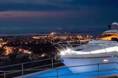 Λευκάδα: Έβαλε το γιοτ στην πισίνα και το νοικιάζει ως κατάλυμα