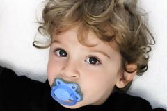 Πιπίλα ή δάχτυλο στο στόμα: Πότε και με ποιο τρόπο κόβεται αυτή η συνήθεια;