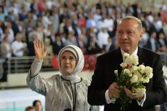 Ερντογάν κατά πάντων με τις δημοσκοπήσεις να δείχνουν εκλογές-«θρίλερ»