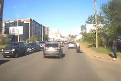 Πήγε να αποφύγει την κίνηση με τη μηχανή του και δείτε τι έπαθε [video]