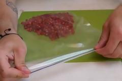 Γεμίζει ένα πλαστικό σακουλάκι με ρόδια και το κλείνει καλά. Θα το κάνετε σίγουρα... [video]