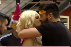 Power of love: Ο Πάνος έχει γενέθλια και η Στέλλα ά λα Marilyn Monroe του ευχήθηκε 