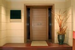 Γνωρίζετε γιατί οι πόρτες ανοίγουν προς μέσα;