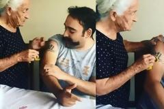 Αυτή η μάνα μόλις είδε το τατουάζ του γιου της έπαθε Σοκ - Τότε παίρνει σφουγγάρι και νερό και... γίνεται viral [video]