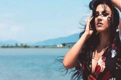 H Κωνωπινιώτισσα Ιουλία Καλλιμάνη βάζει «Φωτιές» μετά το «The Voice»! (Βίντεο)