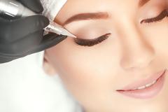 Η αλλόκοτη τάση του μόνιμου μακιγιάζ που μάλλον δε θα υιοθετήσουμε [video]