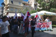 Απεργία στη Χαλκίδα: Η πορεία κατέληξε σε γραφείο συμβολαιογράφου! (ΦΩΤΟ)
