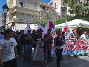 Φωτογραφία για Απεργία στη Χαλκίδα: Η πορεία κατέληξε σε γραφείο συμβολαιογράφου! (ΦΩΤΟ)
