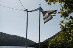 Σκισμένη η ελληνική σημαία στο ΛΟΥΤΡΑΚΙ Κατούνας - ΦΩΤΟ