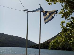 Φωτογραφία για Σκισμένη η ελληνική σημαία στο ΛΟΥΤΡΑΚΙ Κατούνας - ΦΩΤΟ