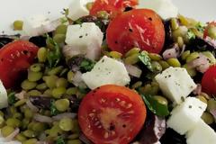 Φακές πιρουνάτες με φέτα και ελιές