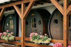 Έξω από τα συνηθισμένα: Δημιούργησαν ένα ξενοδοχείο από παλιά βαρέλια κρασιού! [photos]