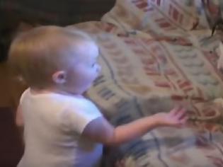 Φωτογραφία για Απολαυστικό βίντεο: Όταν ένα μωρό μαλώνει ένα μπουλντόγκ!