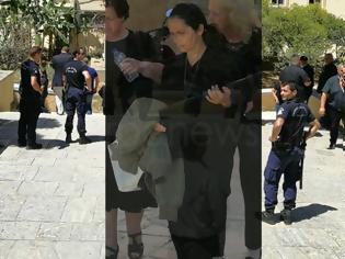 Φωτογραφία για Με το ματωμένο μπουφάν στα χέρια κατέθεσε η μάνα του νεκρού: Τραγικές στιγμές στα Δικαστήρια Χανίων