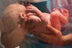 Μας συστήνει με μια φωτογραφία τον νεογέννητο γιο του!