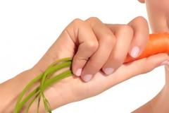 Δες τι πρέπει να τρως για να έχεις λευκά δόντια