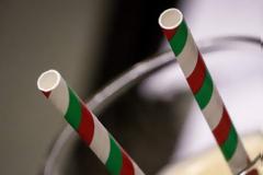 Δείτε τα νέα χάρτινα καλαμάκια που θα πίνουμε καφέ,χυμούς και αναψυκτικά - Ηδη κυκλοφορούν στην Αθήνα [εικόνες]