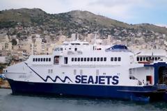 Με ρυμουλκό στη Σύρο το «Andros jet» λόγω βλάβης στο πηδάλιο