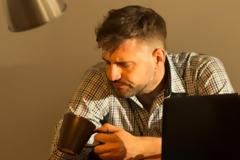 Γιατί το hangover χειροτερεύει με την ηλικία;