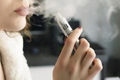 Ηλεκτρονικά τσιγάρα: Ποια γεύση μπορεί να βλάψει τους πνεύμονες σας;