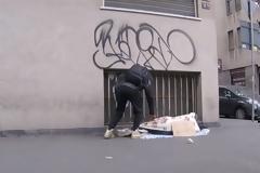 Ο άστεγος και το 100ευρω...