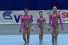 Οι χορεύτριες πήραν τις θέσεις τους! Όταν όμως άρχισε ο χορός έγινε αυτό που κανείς δεν περίμενε... [video]